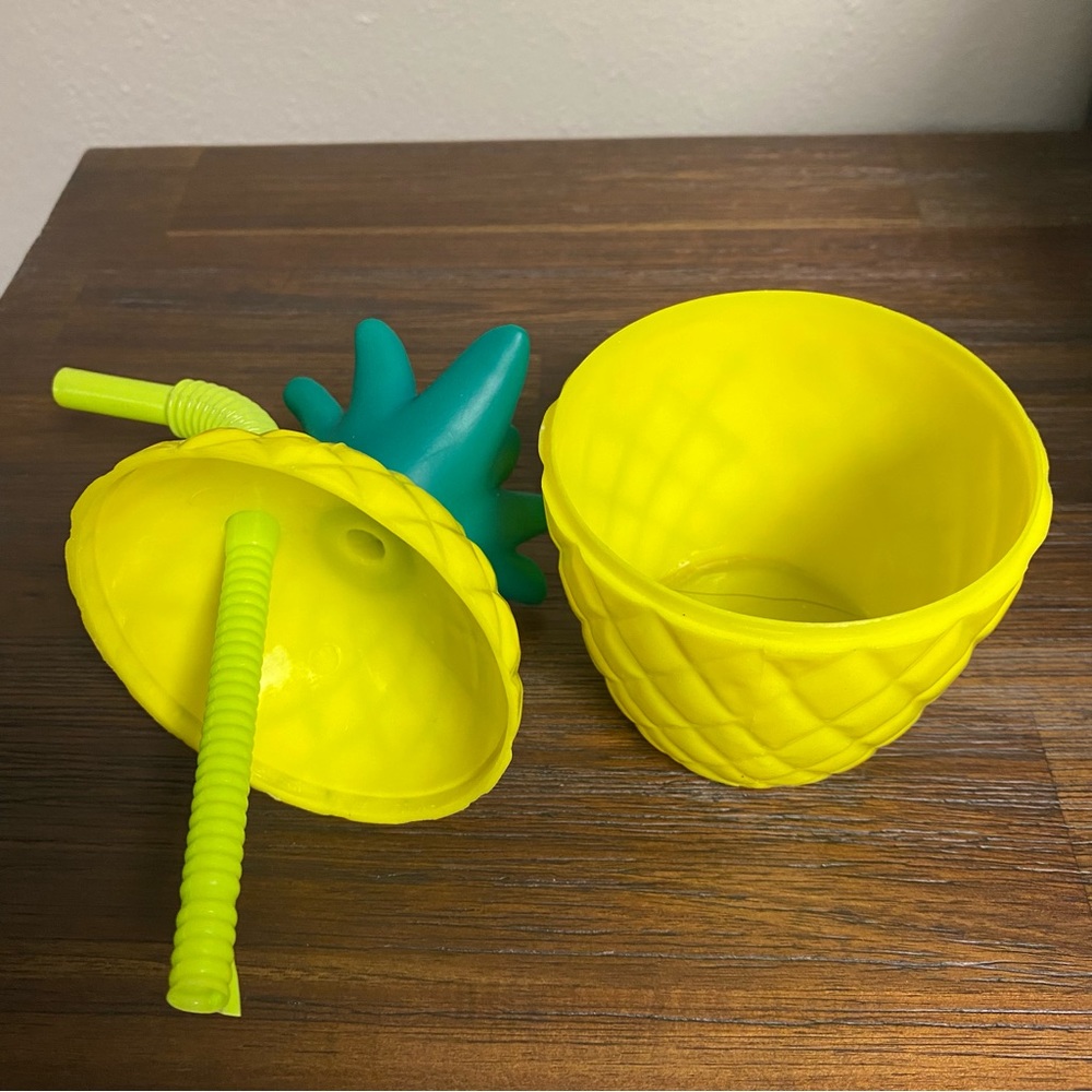 🔶 {4/$12} 🍍 Plastic Pineapple Cup with Straw 🍹 - Picture 4 of 7